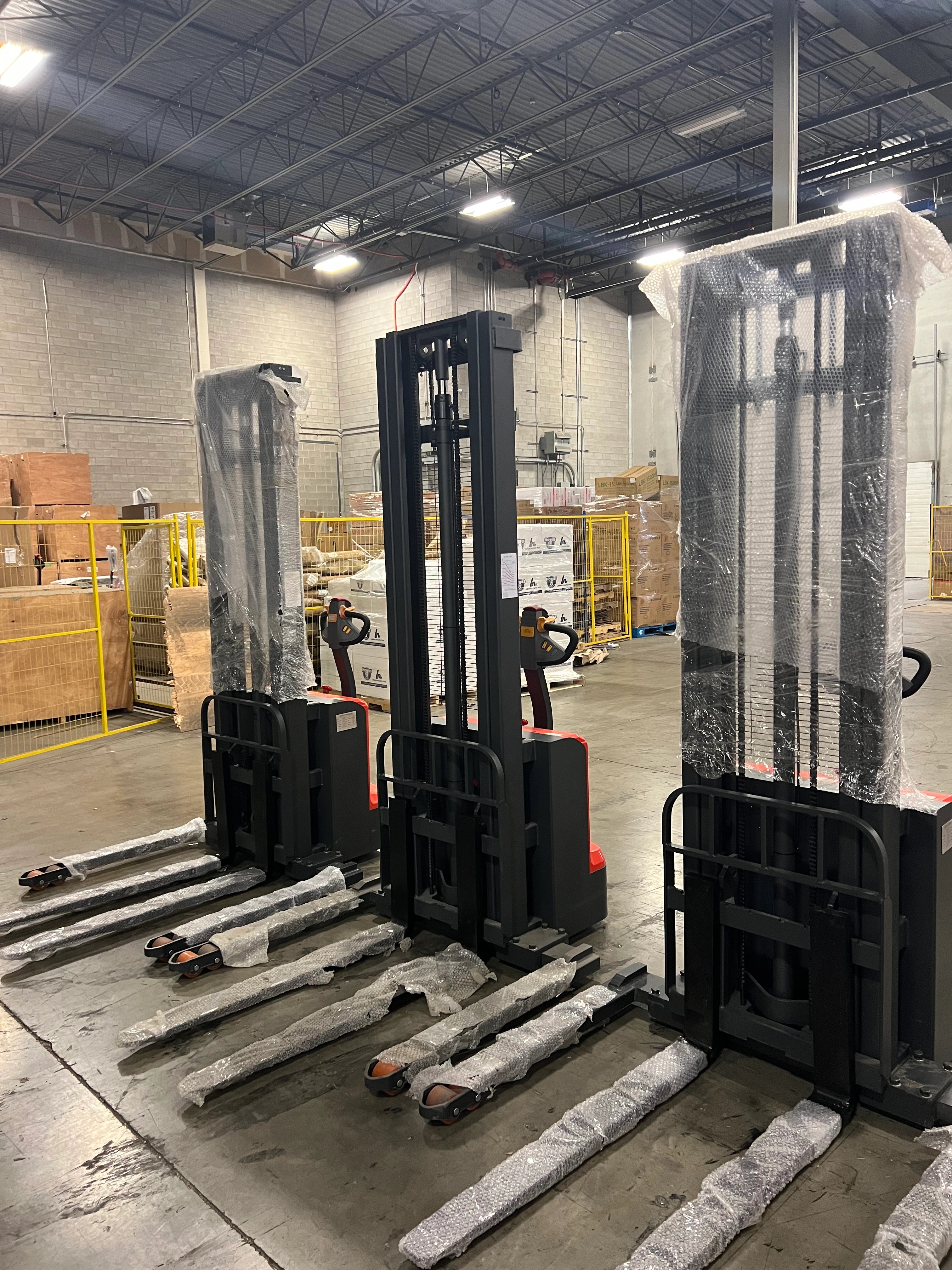 ES15 - Straddle Stacker - (1,500kg) - Rental